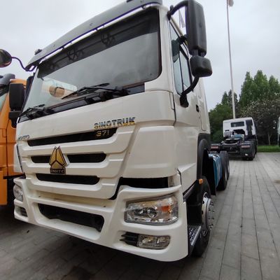 Camión tractor HOWO 371HP 6X4 usado para el transporte de carga dentro de un material de caja de acero al carbono