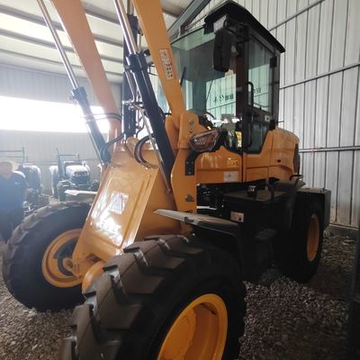 Cargador compacto amarillo de pago completo con motor Euro 5 para manipulación precisa de materiales