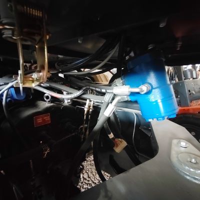 Cargador compacto amarillo de pago completo con motor Euro 5 para manipulación precisa de materiales