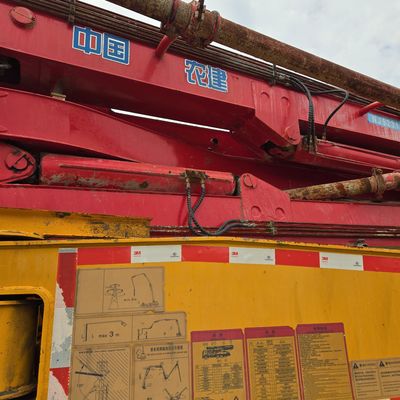 Camión de bombeo con chasis Sinotruk con cabina de aire acondicionado y sistema de dirección hidráulica