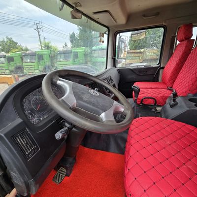 Camión de bombeo con chasis Sinotruk con cabina de aire acondicionado y sistema de dirección hidráulica