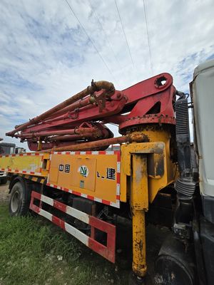 Camión de bombeo con chasis Sinotruk con cabina de aire acondicionado y sistema de dirección hidráulica