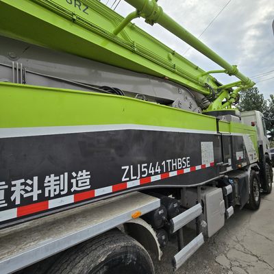 Tipo de elevación delantera Chasis Sinotruk Camiones de bombeo Capacidad de carga 21-30t Asientos ≤5