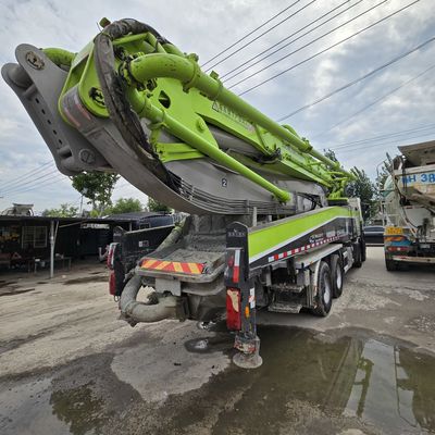 Tipo de elevación delantera Chasis Sinotruk Camiones de bombeo Capacidad de carga 21-30t Asientos ≤5