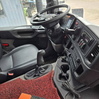 Tipo de elevación delantera Chasis Sinotruk Camiones de bombeo Capacidad de carga 21-30t Asientos ≤5