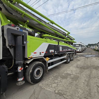 Tipo de elevación delantera Chasis Sinotruk Camiones de bombeo Capacidad de carga 21-30t Asientos ≤5