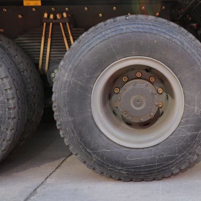 Diseño de neumáticos sin tubos Sinotruk HOWO 8X4 camión de remate para Nigeria África Fabricantes