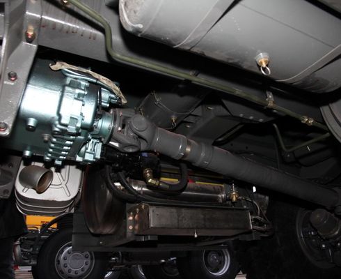 Un camión de 16 toneladas con 351-450 caballos de fuerza y cabina de aire acondicionado