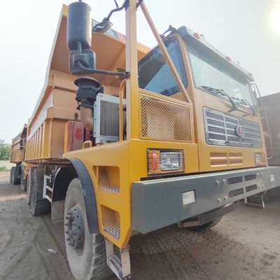 Dispersor de carga pesada con transmisión manual en chasis Sinotruk con dirección asistida por potencia