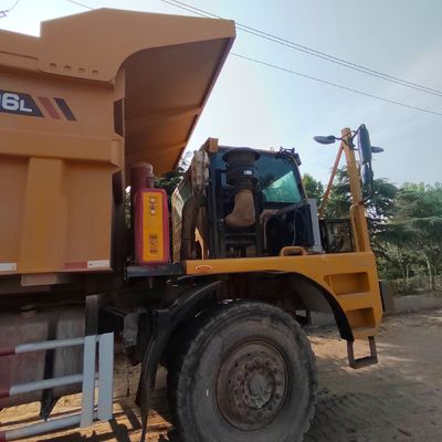 Camión tractor de carga de alta potencia 351-450hp con chasis Sinotruk y dirección hidráulica