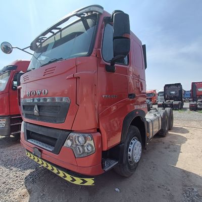 Modelo de camión HOWO T7h 440 rojo para el transporte de carga pesada dentro de un semirremolque remolque