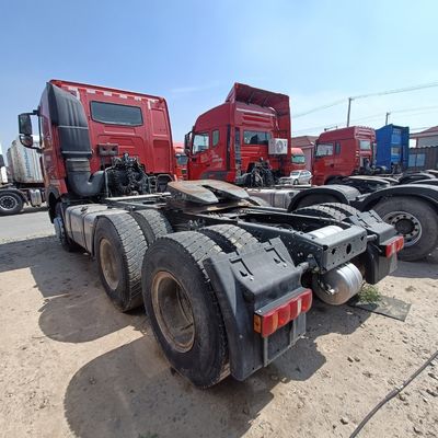 Modelo de camión HOWO T7h 440 rojo para el transporte de carga pesada dentro de un semirremolque remolque