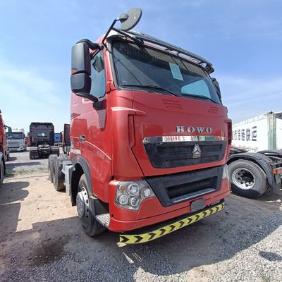 Modelo de camión HOWO T7h 440 rojo para el transporte de carga pesada dentro de un semirremolque remolque