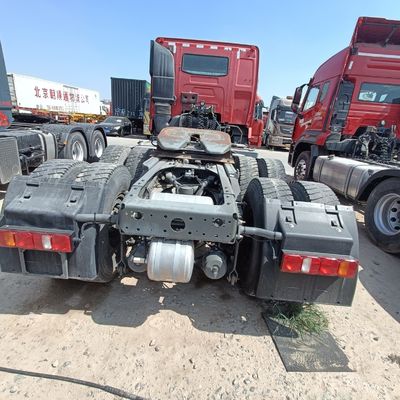 Modelo de camión HOWO T7h 440 rojo para el transporte de carga pesada dentro de un semirremolque remolque