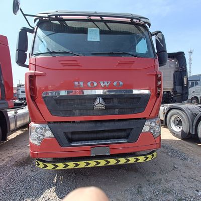 Modelo de camión HOWO T7h 440 rojo para el transporte de carga pesada dentro de un semirremolque remolque