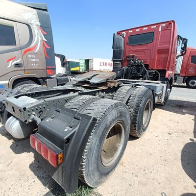 Modelo de camión HOWO T7h 440 rojo para el transporte de carga pesada dentro de un semirremolque remolque