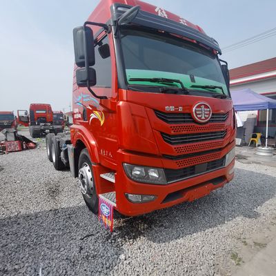 Tractor de carga pesada de transmisión manual tipo 600L de capacidad de combustible con semirremolque de remolque