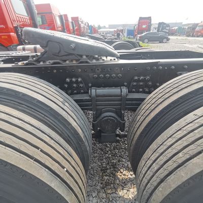 Tractor de carga pesada de transmisión manual tipo 600L de capacidad de combustible con semirremolque de remolque
