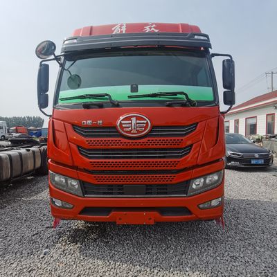 Tractor de carga pesada de transmisión manual tipo 600L de capacidad de combustible con semirremolque de remolque