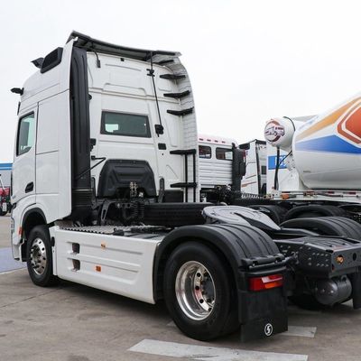Camión tractor con depósito de combustible de 600L con asiento del conductor con suspensión neumática y capacidad del motor &gt; 8L