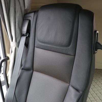 Camión tractor con depósito de combustible de 600L con asiento del conductor con suspensión neumática y capacidad del motor &gt; 8L