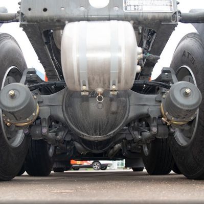 Camión tractor avanzado de 31-40 t de capacidad de carga con silla de suspensión aérea con tanque de combustible de 1000L