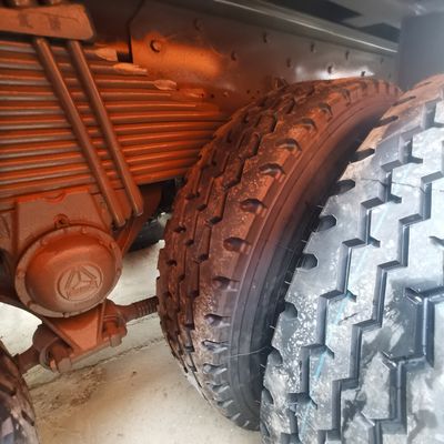 Camión sinóptico de transporte industrial 6X4 Camión con volante con capacidad de carga de 30 t y neumático