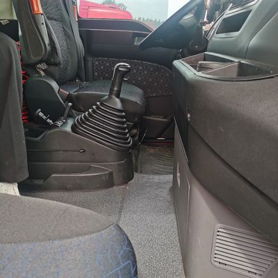 Sinotruck HOWO Camión camión de descarga con tanque de combustible de 1000L ZZ4257N3247E1H y 6 meses