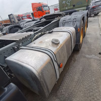 Sinotruck HOWO Camión camión de descarga con tanque de combustible de 1000L ZZ4257N3247E1H y 6 meses