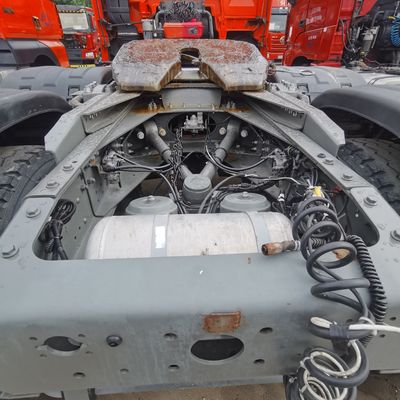 Tractor de tanque de combustible de 600L con motor de 480 CV y asiento del conductor con suspensión neumática