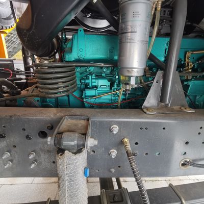 8×4 ruedas motrices Vehículo comercial Camión de descarga con asiento de suspensión de aire y tanque de combustible de 600L