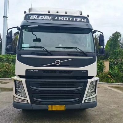 El remolque de vehículos pesados se hace más fácil con el potente camión tractor Volvo y el asiento de suspensión aérea