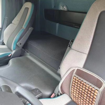 El remolque de vehículos pesados se hace más fácil con el potente camión tractor Volvo y el asiento de suspensión aérea