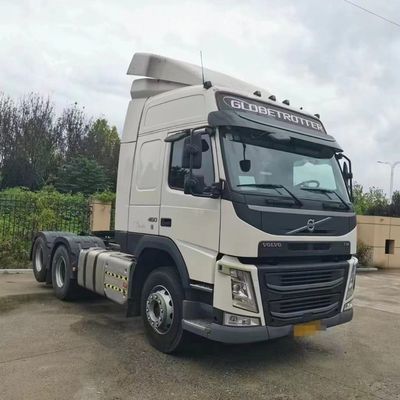 El remolque de vehículos pesados se hace más fácil con el potente camión tractor Volvo y el asiento de suspensión aérea