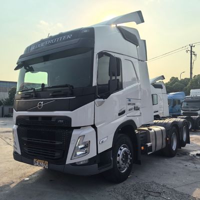 El remolque de vehículos pesados se hace más fácil con el potente camión tractor Volvo y el asiento de suspensión aérea