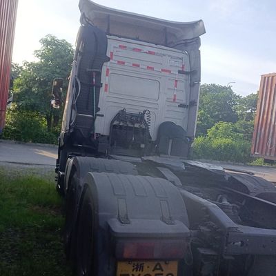 El remolque de vehículos pesados se hace más fácil con el potente camión tractor Volvo y el asiento de suspensión aérea