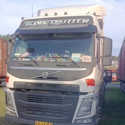 Diseño de neumáticos sin tubos Volvo Tipper Dumper con asiento de suspensión de aire Caja de carga de acero al carbono