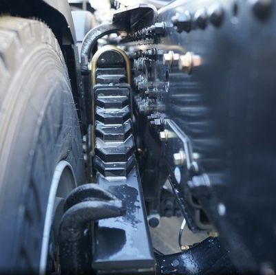 Remolque de tractor pesado Euro 5 con asiento de suspensión aérea y caja de carga de acero al carbono