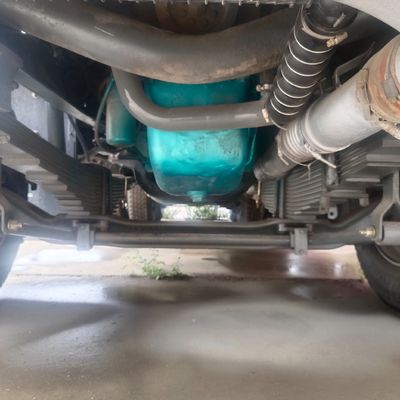 Material de caja de carga de acero al carbono de alto rendimiento y neumáticos para chasis de camiones industriales