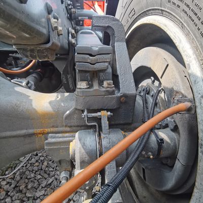 Camión de remaches Shacman con asientos de caja de carga de acero al carbono ≤5 600L depósito de combustible Suspensión aérea