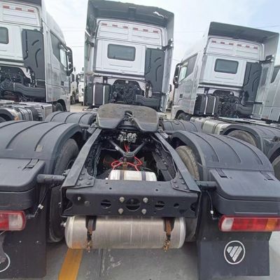 Personalización del remolque Auman con tanque de combustible de 600L y asiento del conductor de suspensión aérea