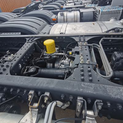 Certificación de neumáticos ECE Sinotruck 400HP Motor Suspensión aérea Asiento del conductor Partes de semirremolque