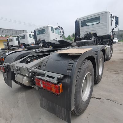 6×4 rueda motriz Sinotruk Tractor de trabajo pesado con asiento de suspensión aérea y tanque de combustible de 600L