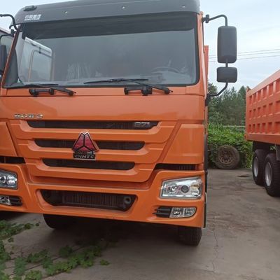 Vehículo de construcción duradero Chasis Sinotruk 371HP Camión de dirección hidráulica para GCC