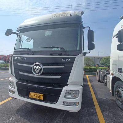 Tractor de camión sinóptico con asiento de suspensión aérea remolcando vehículos pesados de manera eficiente