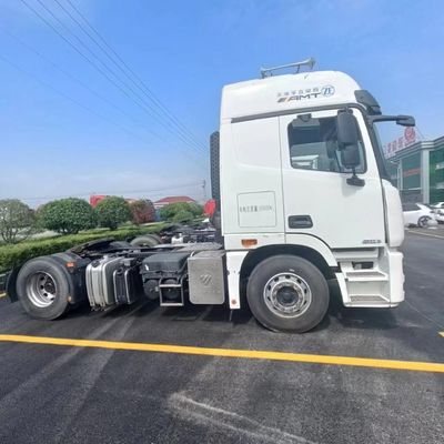 Tractor de camión sinóptico con asiento de suspensión aérea remolcando vehículos pesados de manera eficiente