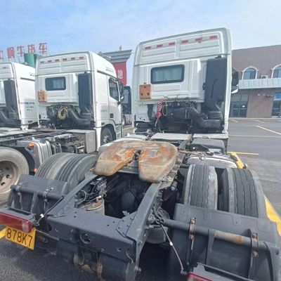 Camión tractor usado para remolcar semirremolque con dirección hidráulica y depósito de combustible de 600L