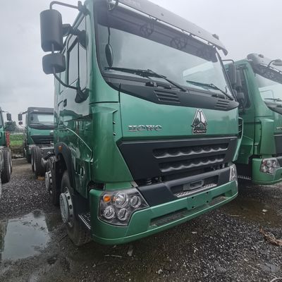 Camión tractor HOWO con tanque de combustible de 400-600L y sistema de frenado hidráulico personalizado