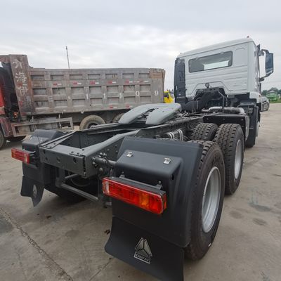 Camión de remolque Sinotruck con material de caja de carga de acero al carbono y asiento de suspensión neumática