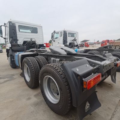 Camión de remolque Sinotruck con material de caja de carga de acero al carbono y asiento de suspensión neumática